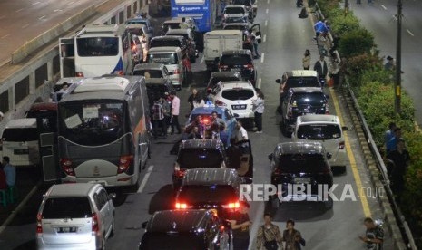 Sejumlah warga dan kendaraan terjebak di jalan tol dalam kota depan kompleks MPR/DPR ketika terjadinya bentrokan antara aparat kepolisian dengan massa di Jakarta,Rabu (25/9).