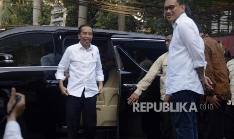 Presiden terpilih Joko Widodo tiba untuk menghadiri acara pembubaran Tim Kampanye Nasional (TKN) Joko Widodo-Ma'ruf Amin di Jakarta, Jumat (26/7).