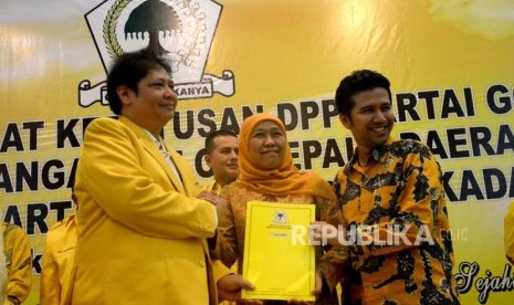 Bakal Calon Kepala Daerah Golkar. Ketua Umum Partai Golkar Airlangga Hartarto (kiri) menyerahkan SK calon kepala daerah kepada pasangan Cagub dan Cawagub Jatim Khofifah Indar Parawansa-Emil Dardak di DPP Partai Golkar, Jakarta, Jumat (5/1).