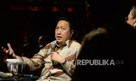 Presiden Direktur PT Adaro Energy Tbk Garibaldi Thohir memberikan paparan saat menjadi narasumber pada acara Cafe CEO Republika,Jakarta, Jumat (22/3).