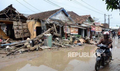 Suasana dampak kerusakan pasca bencana Tsunami di Kawasan Sumur, Pandeglang, Banten, Selasa (25/12).