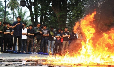  Demonstrasi yang dilakukan ribuan mahasiswa dan massa gabungan dalam rangka memprotes pengesahan sejumlah kebijakan rancangan dewan di depan Gedung Sate dan gedung DPRD Jawa Barat, berangsur mendingin sekira pukul 16.30 WIB, Selasa (24/9).