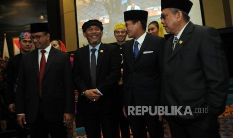 Gubernur dan Wakil Gubernur DKI Jakarta Anies Baswedan - Sandiaga Uno didampingi Ketua DPRD DKi Jakarta Prasetio Edi Marsudi dan Wakil Ketua DPRD DKI Jakarta Muhammad Taufik menghadiri rapat paripurna di Gedung DPRD DKI Jakarta, Selasa (7/11).