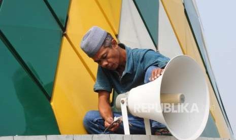 Petugas memperbaiki pengeras suara masjid di Masjid Al Hidayah, Tebet, Jakarta, Selasa (4/9).