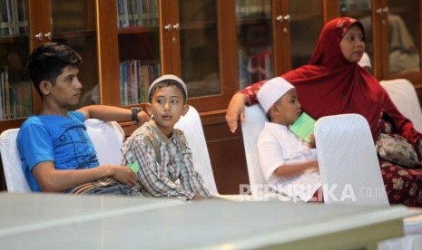 Sejumlah anak didamping orang tuanya bersiap untuk mengikuti Khitanan Massal dalam rangka Bulan HM Soeharto di Komplek Masjid At-Tin, Jakarta Timur, Ahad (11/3).