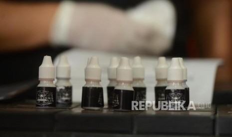 Sejumlah barang bukti diperlihatkan saat pengungkapan kasus sindikat narkotika jenis liquid vape di Kelapa Gading, Jakarta Utara, Kamis (8/11).