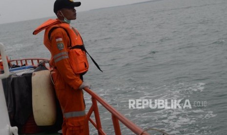 Anggota Basarnas melakukan penyisiran korban dan serpihan  pesawat jatuh Lion Air JT610 di perairan Karawang, Jawa Barat. Selasa (30/10).