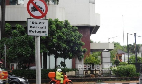 Rambu Larangan Motor di  kawasan Jalan Imam Bonjol menuju Bundaran HI, Jakarta Pusat