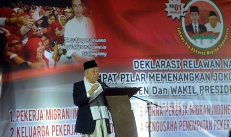 Calon Wakil Presiden nomor urut 1 KH. Ma'ruf Amin saat memberikan sambutan pada acara deklarasi dukungan di Pondok Gede, Bekasi, Jawa Barat, Kamis (25/10).