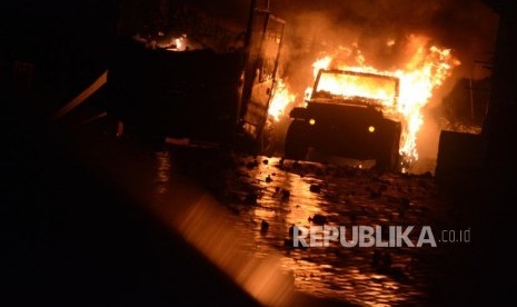 Sebanyak empat kendaraan bermotor terbakar di salah satu gudang kawasan Ujung Menteng, Cakung, Jakarta Timur, pada Rabu (10/8/2022). (ILUSTRASI)