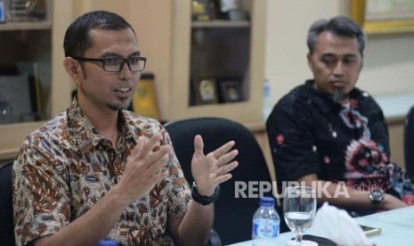 Direktur Eksekutif Laznas BSM Rizqi Okto Priansyah memaparkan pendapatnya saat berkunjung ke kantor Republika, Jakarta, Rabu(21/2).