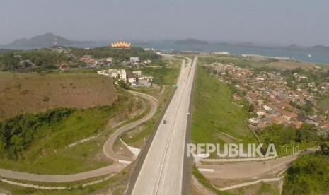 Foto aerial Jalan Tol Trans Sumatera (JTTS), Lampung, Ahad (10/6).