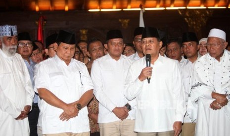 Ketua Umum Partai Gerindra Prabowo (kedua kiri) Subianto didampingi Mayjen (Pur) Sudrajat (kedua kanan) bersama jajaranya memberikan keterangan kepada media saat konferensi pers Pengumuman Calon Gubernur Jawa Barat pada Pilkada 2018, Padepokan Garudayaksa, Hambalang, Bogor, Jawa Barat, Sabtu (9/12).