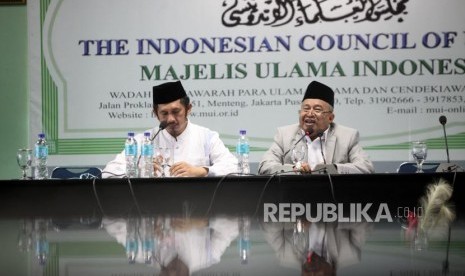 Ketua Bidang Luar Negeri  MUI Muhyidin Junaidi (kanan) didampingi Wakil Sekjen MUI Zaitun Rasmin (kiri) memberikan keterangan kepada media saat pernyataan sikap Majelis Ulama Indonesia dan Ormas Tingkat Pusat terhadap keputusan Presiden Amerika Serikat Donald Trump tentang Yerusalem sebagai Ibu Kota Israel di Kantor MUI, Jalan Prolamasi, Jakarta, Jumat (8/12).