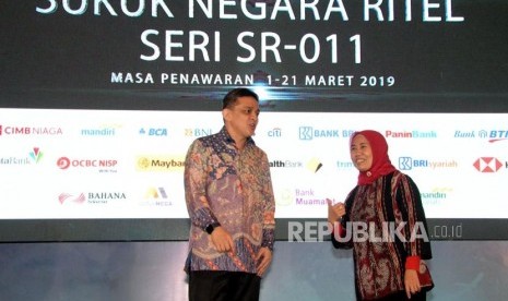 Direktur Jenderal Pengelolaan Pembiayaan dan Risiko Kementerian Keuangan Luky Alfirman (kiri) berbincang bersama Direktur Pembiayaan Syariah Direktorat Jenderal Pengelolaan Pembiayaan dan Risiko Kementerian Keuangan Dwi Irianti Hadiningdyah pada peluncuran Sukuk Negara Ritel Seri SR-011 di Jakarta, Jumat (1/3).