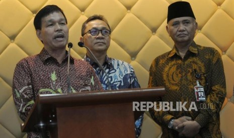 Rektor Universitas Sumatera Utara Runtung Sitepu bersama Ketua MPR RI Zulkifli Hasan, Ketua KPK Agus Rahardjo (dari kiri) memberikan paparan pada konferensi pers di Kompleks Parlemen, Senayan, Jakarta, Jumat (27/4).