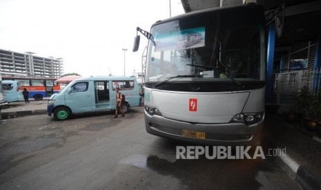 Rencana Ok Otrip. Angkutan umum dan Transjakarta di terminal Kampung Melayu, Jakarta. ilustrasi