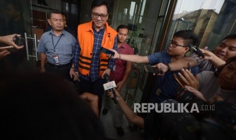 Direktur Operasional Lippo Group Billy Sindoro mengenakan rompi orange   pasca menjalani pemeriksaan sebagai tersangka di Gedung Komisi Pemberantasan Korupsi (KPK), Jakarta, Selasa (16/10).