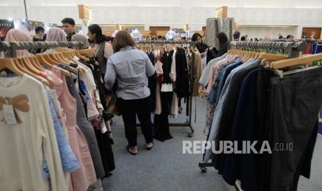 Bazar 1 Hati 1 Mandiri. Pengunjung memilih produk fashion saat Bazar 1 Hati 1 Mandiri di Jakarta, Rabu (27/2).