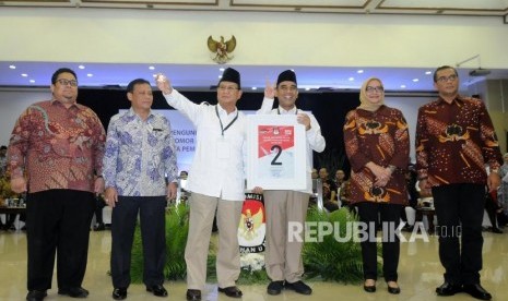 Ketua Umum Partai Gerindra Prabowo Subianto (ketiga kiri) menunjukan nomor urut dua saat acara Pengundian Nomor Urut Peserta Pemilu 2019 di Kantor KPU, Jakarta, Ahad (18/2).