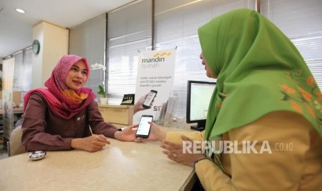 Karyawan Bank Mandiri Syariah memberikan informasi kepada nasabah mengenai informasi Sukuk Tabungan Seri ST003 melalui website Mandiri Syariah di Jakarta, Kamis (7/1).