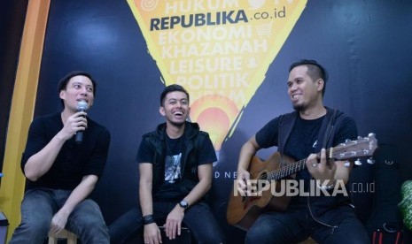 Formasi baru Grup Band Drive, dari kiri ke kanan, Rizki, Dygo dan Budi. saat mengunujungi kantor Republika, Jakarta, Selasa (8/1).