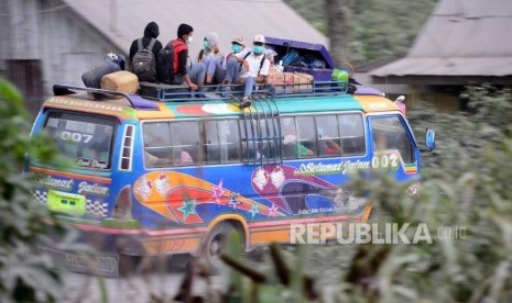 Pasca Letusan Sinabung. Siswa tetap bersekolah pascaerupsi Gunung Sinabung di kawasan Simpang Empat, Karo, Sumatera Utara, Selasa (20/2).