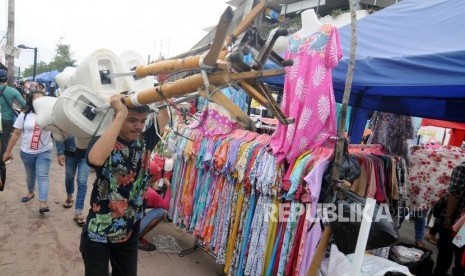 Pedagang merapihkan barang dagangannya di kawasan Tanah Abang, Jakarta, Senin (22/1).