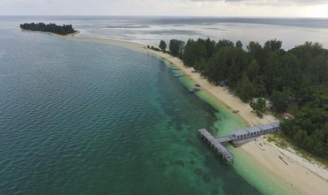 Foto aerial Pulau Dodola di Morotai, Maluku Utara, Jumat (11/8).