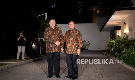 Ketua Umum Partai Demokrat Susilo Bambang Yudhoyono berjabat tangan dengan Ketua Umum Partai Gerindra Prabowo Subianto sebelum melakukan pertemuan di Mega Kuningan, Jakarta, Senin (24/7).