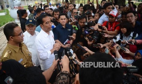 Tinjau Kesiapan Wisma Atlet. Presiden Joko Widodo (tengah) bersama Gubernur DKI Jakarta Anies Baswedan (kiri), Menteri PUPR Basuki Hadimuljono (kedua kiri), dan Ketua INASGOC Erick Thohir (kanan) meninjau kesiapan Wisma Atlet Asian games 2018 di Kemayoran, Jakarta, Senin (26/2).