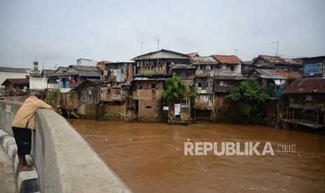 Deretan rumah kumuh bantaran sungai Ciliwung di Jakarta, Senin (26/2).