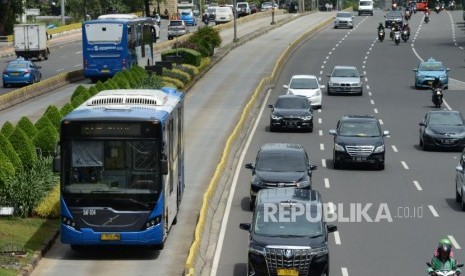 Bus Transjakarta melintas di Jalan Jenderal Sudirman, Jakarta, Kamis (3/1).