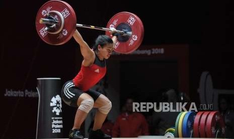 Lifter Indonesia Sri Wahyuni berusaha melakukan angkatan saat bertanding di cabang angkat besi putri nomor 48 kg Asian Games 2018 di Hall A Kemayoran, Jakarta, Senin (20/8).