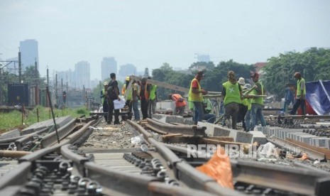 Sejumlah Pekerja mengerjakan proyek double track / Ilustrasi 