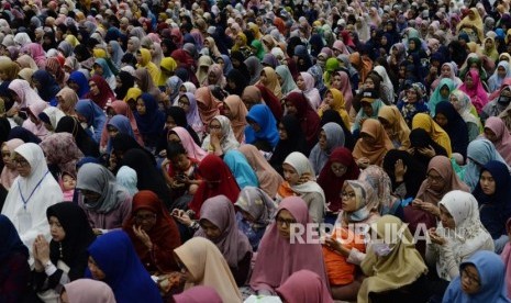 Pengunjung Hijrah fest berdoa bersama saat ustaz memimpin doa usai mengisi dakwah dalam acara Hijrah Fest 2018 di Jakarta Convention Center, Jakarta, Ahad (11/11).