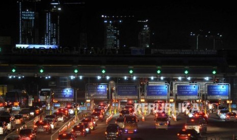 Lengang. Sejumlah kendaraan mengantre memasuki Gerbang Tol Cikarang Utama, Bekasi, Jawa Barat, Selasa (26/12).