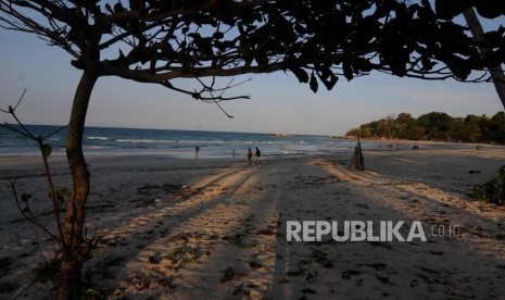 Wisatawan beraktivitas di Pantai Trikora, Pulau Bintan, Kepulauan Riau, Sabtu (17/3).