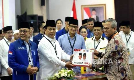 Prabowo Subianto and Sandiaga Uno handed over their documents to General Election Commission to register themselves to run for the presidential election  2019, Jakarta, Friday (Aug 10). 