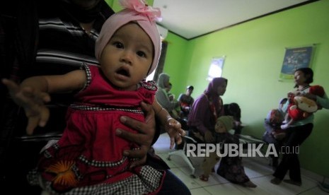 Sejumlah warga mengantre sebelum melakukan imunisasi difteri untuk anaknya di Puskemas Cimanggis, Depok, Jawa Barat, Rabu (6/12).