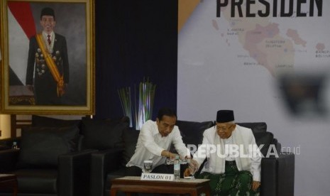 Penetapan Presiden dan Wakil Presdien Terpilih. Presiden dan Wakil Presiden terpilih Periode 2019-2024, Joko Widodo dan KH Ma'ruf Amin saat menuangkan air usai menerima surat keputusan di Gedung KPU, Jakarta, Ahad (30/6).