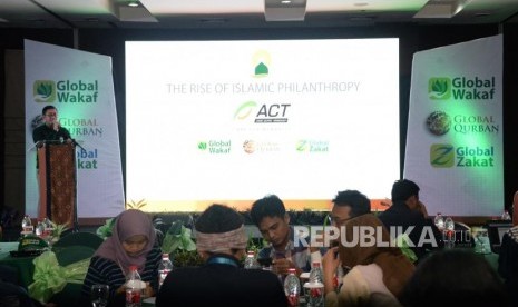 Presiden Global Wakaf ACT N Imam Akbari memberikan sambutan pada acara pengarugerahan karya jurnalistik kemanusiaan di Jakarta, Kamis (6/12).