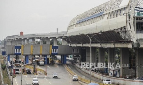 Progres LRT Cawang-Cibubur. Pekerja menyelesaikan pembangunan Stasiun LRT Jabodebek di Kawasan Kampung Rambutan, Jakarta, Senin (22/7).