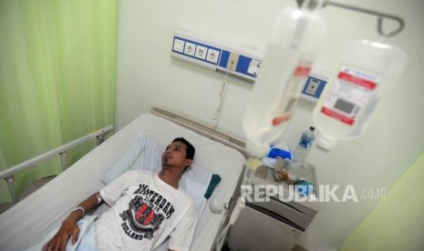 Pasien Demam Berdarah Dengue (DBD) saat menjalani perawatan di RSUD Depok, Jawa Barat, Senin (28/1).(Republika/Putra M. Akbar)