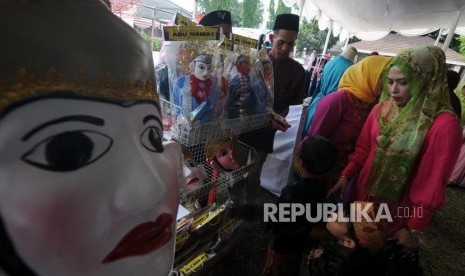 Hajatan Betawi. Sejumlah warga membeli topeng Betawi pada kegiatan Hajatan Betawi di Universitas Islam As-Syafi