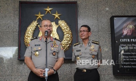 Kepala Divisi Humas Polri Irjen (Pol) Setyo Wasisto (kiri) didampingi Kabag Penum Divisi Humas Mabes Polri Kombes Pol Martinus Sitompul (kanan) memberikan keterangan kepada wartawan mengenai pertemuan Kapolri dengan Ketua Dewan Pengarah Badan Pembinaan Ideologi Pancasila (BPIP) Megawati Soekarnoputri di Mabes Polri, Jakarta, Rabu (21/3).