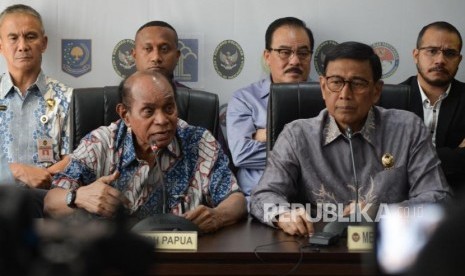 Menteri Koordinator Bidang Politik, Hukum, dan Keamanan (Menkopolhukam) Wiranto menyampaikan keterangan terkait perkembangan dan situasi di Provinsi Papua dan Provinsi Papua Barat di Media Center Menkopolhukam, Jalan Medan Merdeka Barat, Jakarta Pusat, Jumat (30/8/2019).