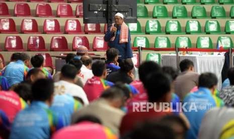 Sejumlah umat muslim mendengarkan khotbah Shalat Jumat di Gelanggang Olahraga Cempaka Putih, Jakarta, Jumat (12/10).