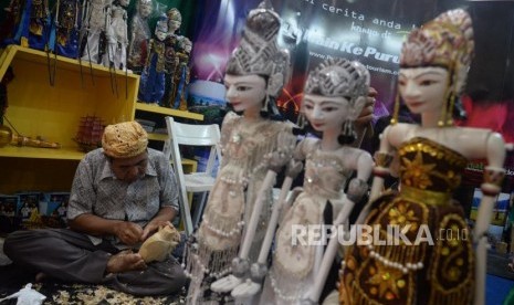 Pengrajin membuat produk wayang golek yang dipamerkan dalam acara Halal Indonesia Expo 2019 di Jakarta Convention Center, Jumat (28/6).