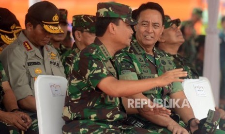 Kepala Staf Angkatan Darat (KSAD) Jenderal Andika Perkasa menghadri apel bersama TNI dan Polri di Monas, Jakarta, Jumat (30/11).